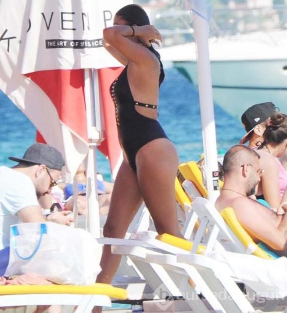 Hande Erçel tatilde ama
