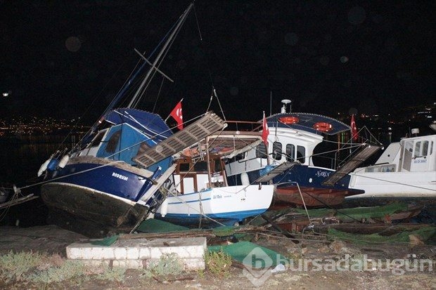Deprem sonrası vatandaşlar panikle sokağa döküldü
