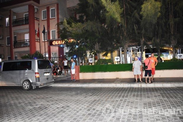 Deprem sonrası vatandaşlar panikle sokağa döküldü