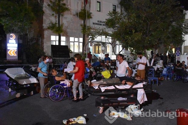 Deprem sonrası vatandaşlar panikle sokağa döküldü