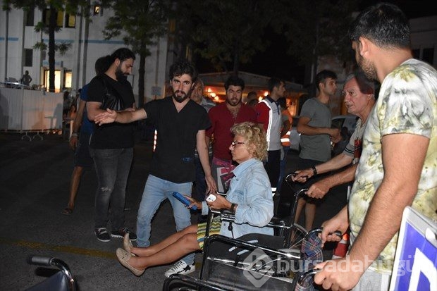 Deprem sonrası vatandaşlar panikle sokağa döküldü