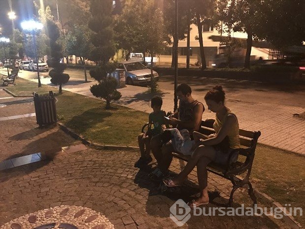 Deprem sonrası vatandaşlar panikle sokağa döküldü
