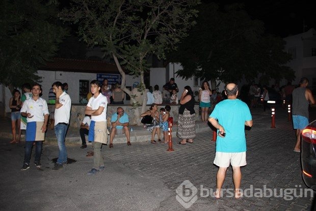 Deprem sonrası vatandaşlar panikle sokağa döküldü