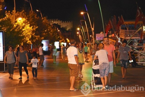 Deprem sonrası vatandaşlar panikle sokağa döküldü