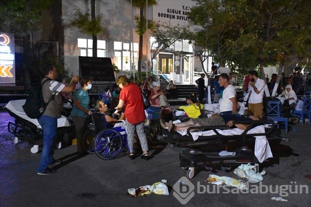 Deprem sonrası vatandaşlar panikle sokağa döküldü