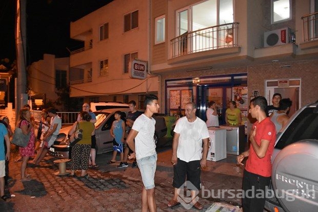 Deprem sonrası vatandaşlar panikle sokağa döküldü
