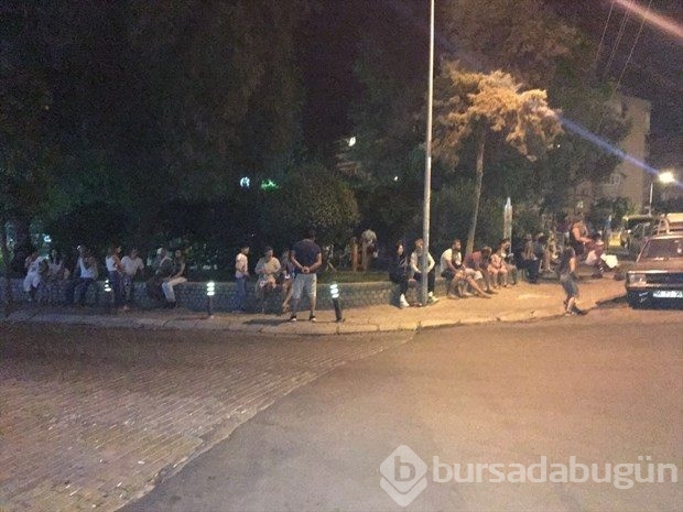 Deprem sonrası vatandaşlar panikle sokağa döküldü
