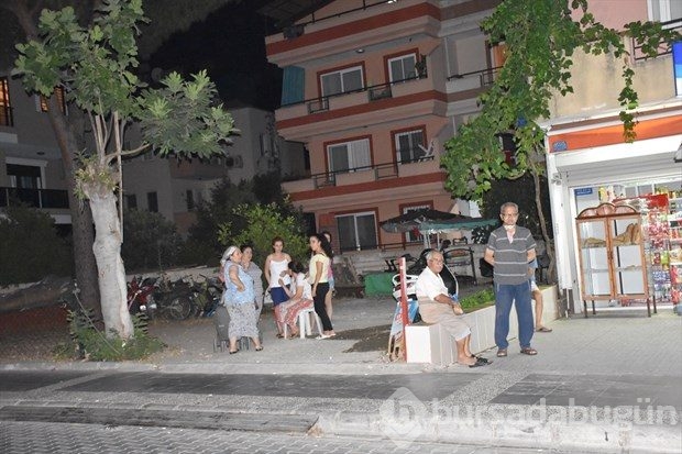 Deprem sonrası vatandaşlar panikle sokağa döküldü