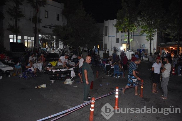 Deprem sonrası vatandaşlar panikle sokağa döküldü