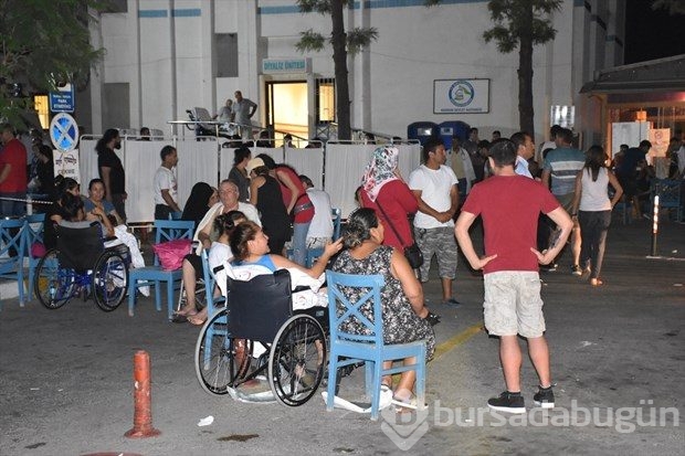Deprem sonrası vatandaşlar panikle sokağa döküldü