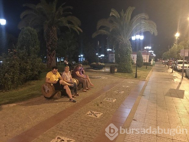 Deprem sonrası vatandaşlar panikle sokağa döküldü