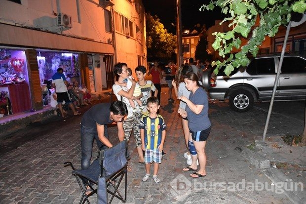 Deprem sonrası vatandaşlar panikle sokağa döküldü