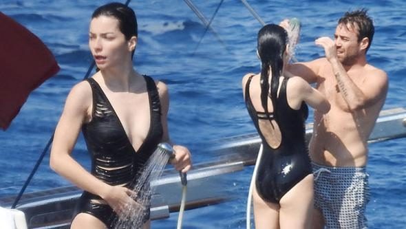 Merve Boluğur ve Murat Dalkılıç'tan aşk pozları!