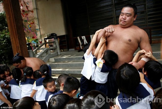 Sumo Güreşçilerinin habersiz çekilen fotoğrafları