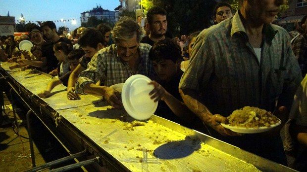 78 metrelik künefe 20 dakikada tükendi