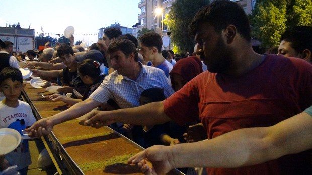78 metrelik künefe 20 dakikada tükendi