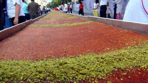 78 metrelik künefe 20 dakikada tükendi
