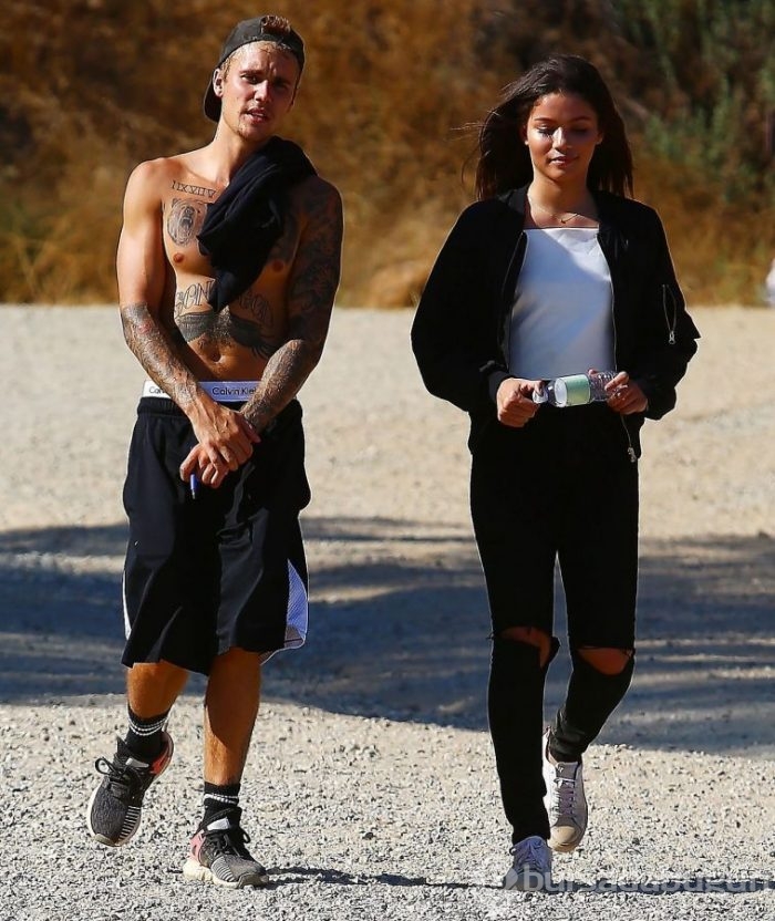 Justin Bieber, Gizemli Bir Kızla Yürüyüş Yaptı