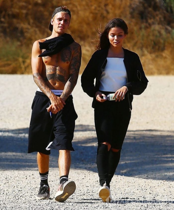 Justin Bieber, Gizemli Bir Kızla Yürüyüş Yaptı