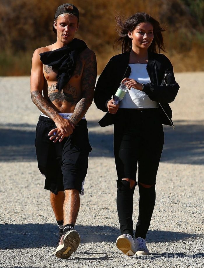 Justin Bieber, Gizemli Bir Kızla Yürüyüş Yaptı
