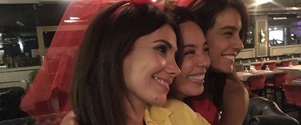 Azra Akın kınayı yaktı
