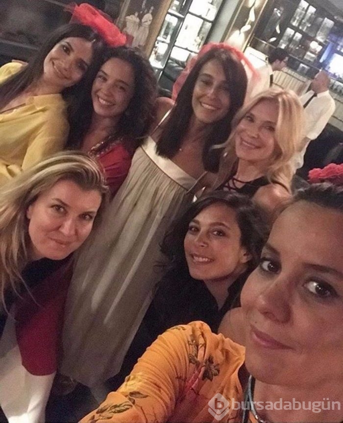 Azra Akın kınayı yaktı