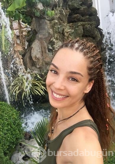 Azra Akın kınayı yaktı