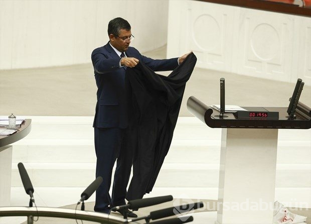 Meclis'te siyah örtülü protesto