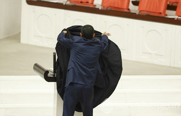 Meclis'te siyah örtülü protesto