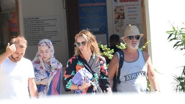 Gamze Özçelik plaja inip dua etti kardeşi türbana girdi