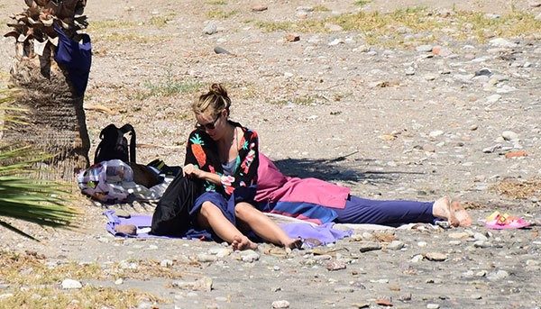 Gamze Özçelik plaja inip dua etti kardeşi türbana girdi