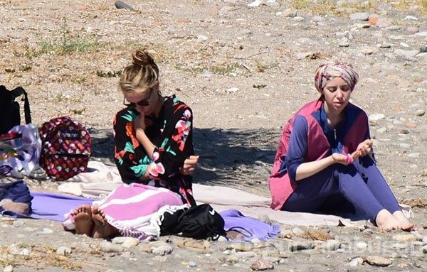 Gamze Özçelik plaja inip dua etti kardeşi türbana girdi