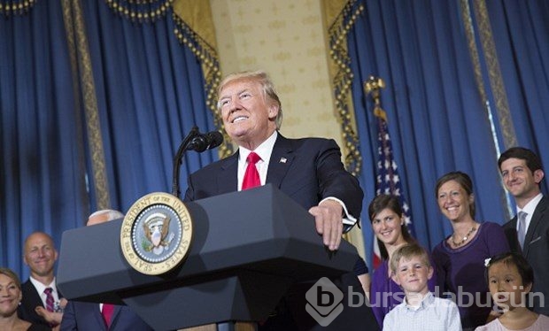 Donald Trump'ın arkasındaki kadın kim?