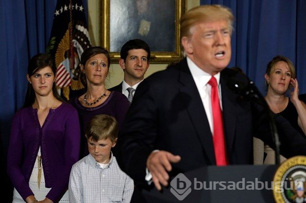 Donald Trump'ın arkasındaki kadın kim?
