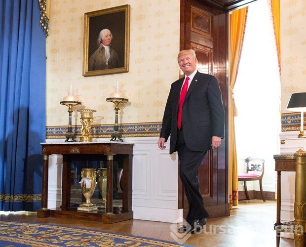 Donald Trump'ın arkasındaki kadın kim?