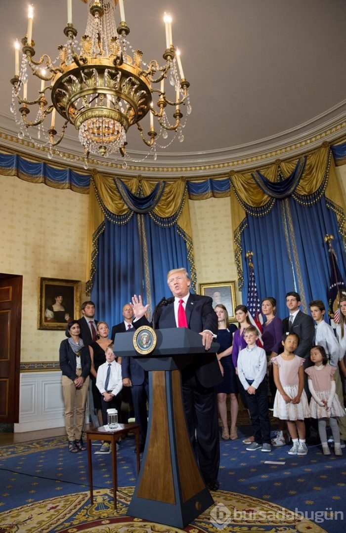 Donald Trump'ın arkasındaki kadın kim?
