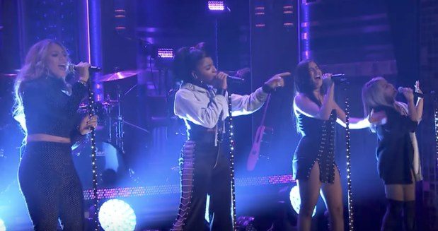 Fifth Harmony Grubu 'Down' Şarkılarını Jimmy Fallon'da Söyledi