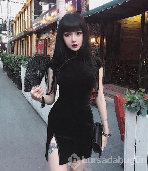 Sırf Barbie'ye benzemek için her gün bunu yapıyor!