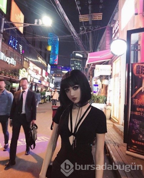Sırf Barbie'ye benzemek için her gün bunu yapıyor!