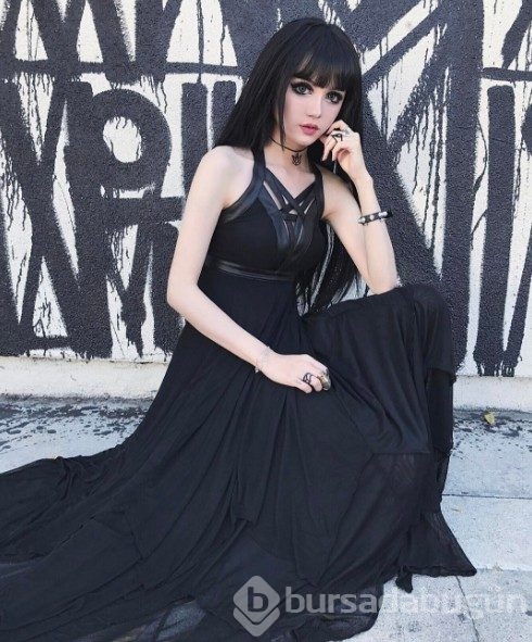 Sırf Barbie'ye benzemek için her gün bunu yapıyor!