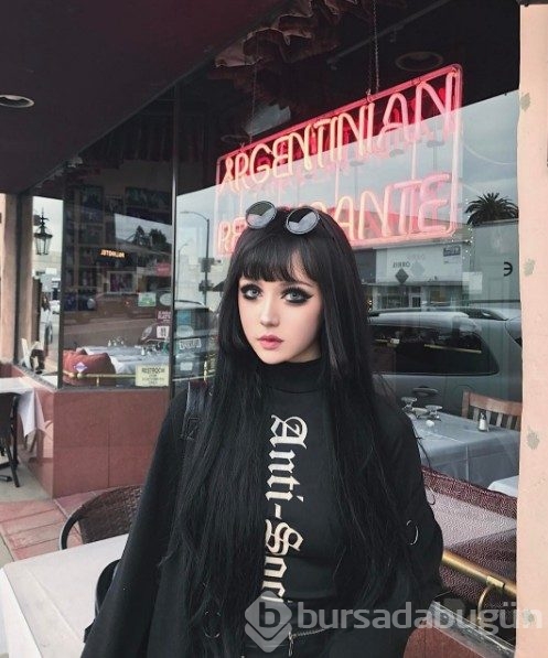 Sırf Barbie'ye benzemek için her gün bunu yapıyor!