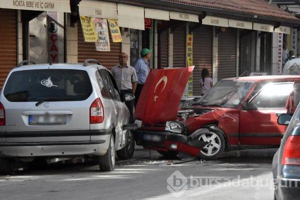 "Drift" yaparken kaza yaptı, krize girip otomobilini yakmaya kalkıştı