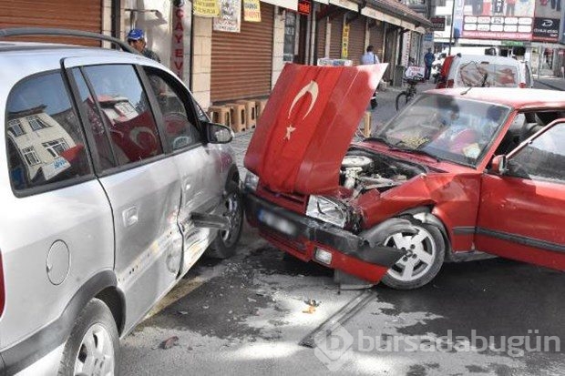 "Drift" yaparken kaza yaptı, krize girip otomobilini yakmaya kalkıştı