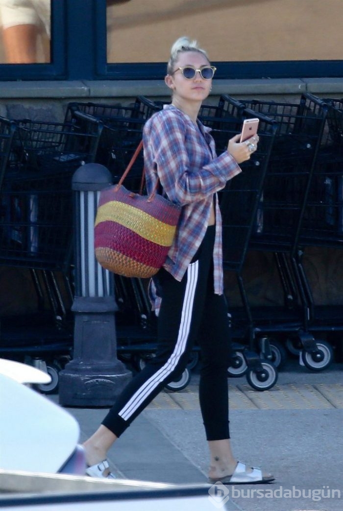 Miley Cyrus Ailesiyle Alışveriş Yaptı 