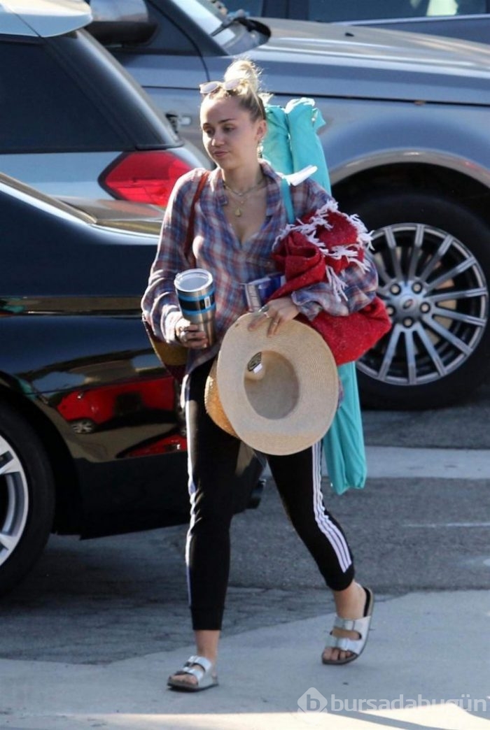 Miley Cyrus Ailesiyle Alışveriş Yaptı 