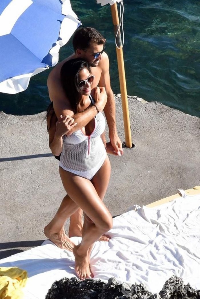 Ünlü şarkıcının deniz romantizmi göz göze