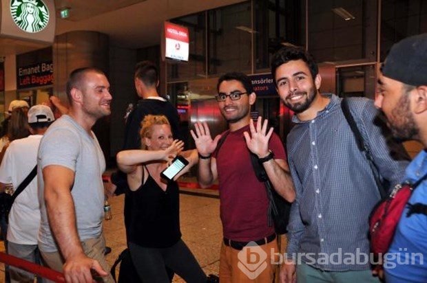 Yolcular otel kuyruğunda