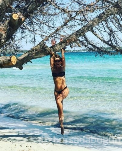 Ece Uslu'dan bikinili paylaşımlar