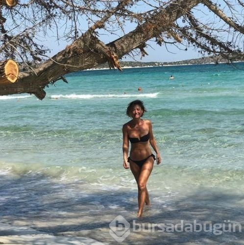 Ece Uslu'dan bikinili paylaşımlar