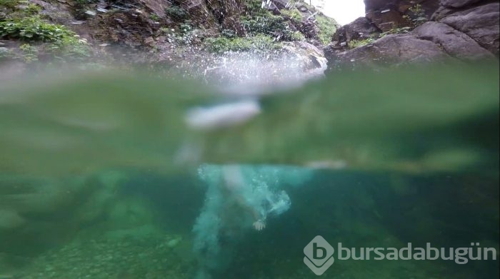 Bursa'da 40 derece sıcaktan kaçıp kendilerini şelaleye attılar	